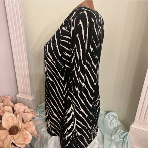 Susan Graver. Size Small. Cream and Black. Scoop Neck. 1/2 Sleeve Zebra B120 - Picture 3 of 4